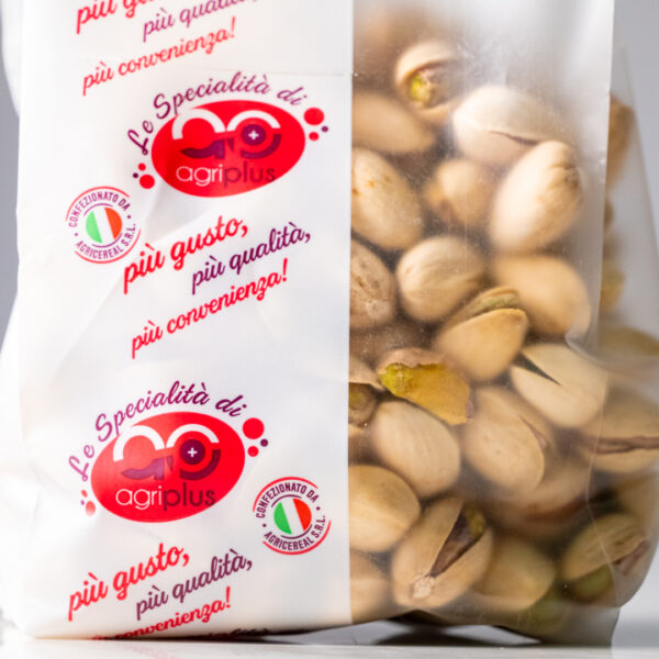 Pistacchi con guscio in confezione trasparente