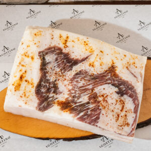 Pancetta tesa di suino nero dei Nebrodi su tagliere