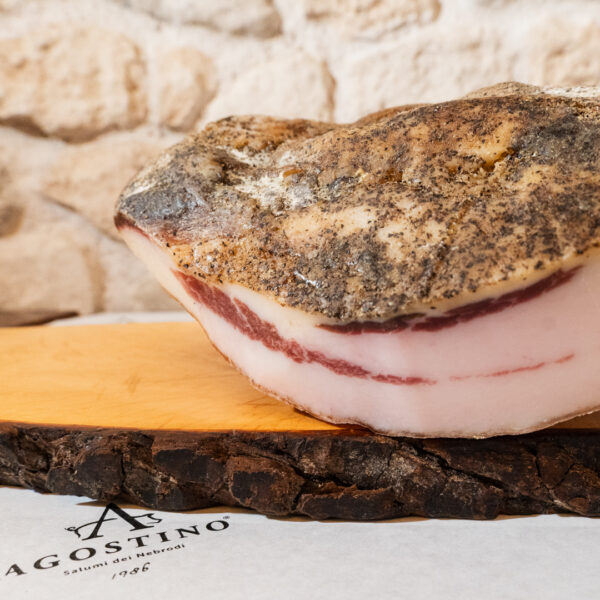 Pancetta tesa di suino nero dei Nebrodi con superficie esterna pepata
