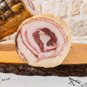Sezione frontale di pancetta arrotolata di suino nero dei Nebrodi con spirale interna