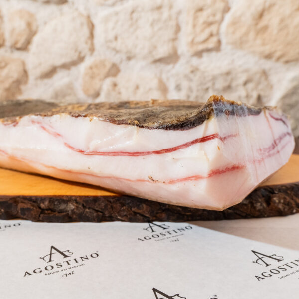 Profilo laterale della pancetta tesa di suino nero dei Nebrodi