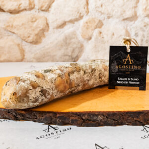 Salame di suino nero dei Nebrodi stagionato intero su tagliere in legno