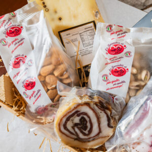 Dettaglio box regalo siciliano con pancetta arrotolata e mandorle
