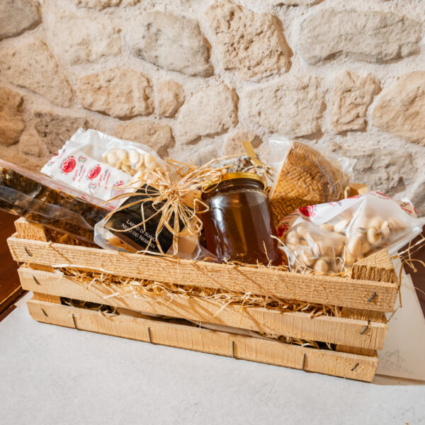 Cesto Regalo Prodotti Tipici Siciliani Cesto regalo siciliano con prodotti tipici in cassetta di legno