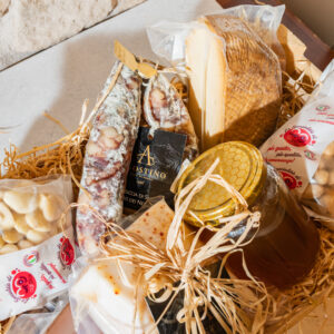 Dettaglio box regalo siciliano con salumi di suino nero e formaggi stagionati