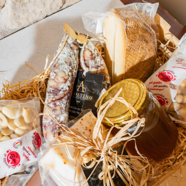 Dettaglio box regalo siciliano con salumi di suino nero e formaggi stagionati