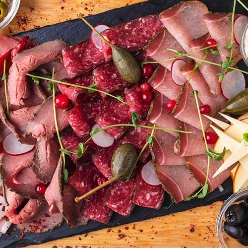 Salumi tipici siciliani in esposizione, selezione artigianale di prodotti stagionati