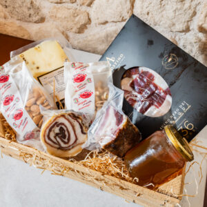 Box con prodotti tipici siciliani come formaggi e salumi