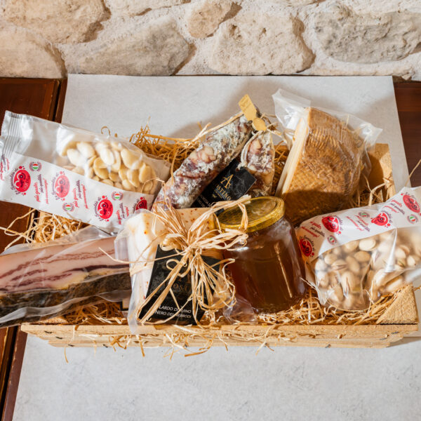 Box regalo prodotti tipici siciliani con formaggi, salumi di suino nero e miele artigianale